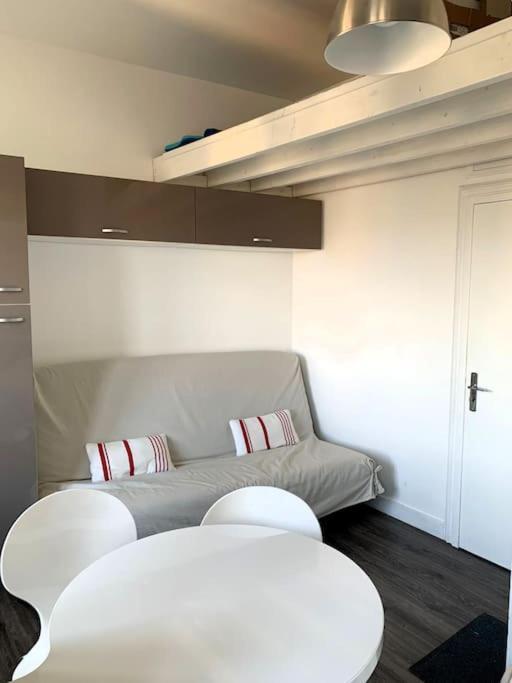 Le Joffre - Studio Sur La Digue En Centre Ville Arromanches-les-Bains Extérieur photo