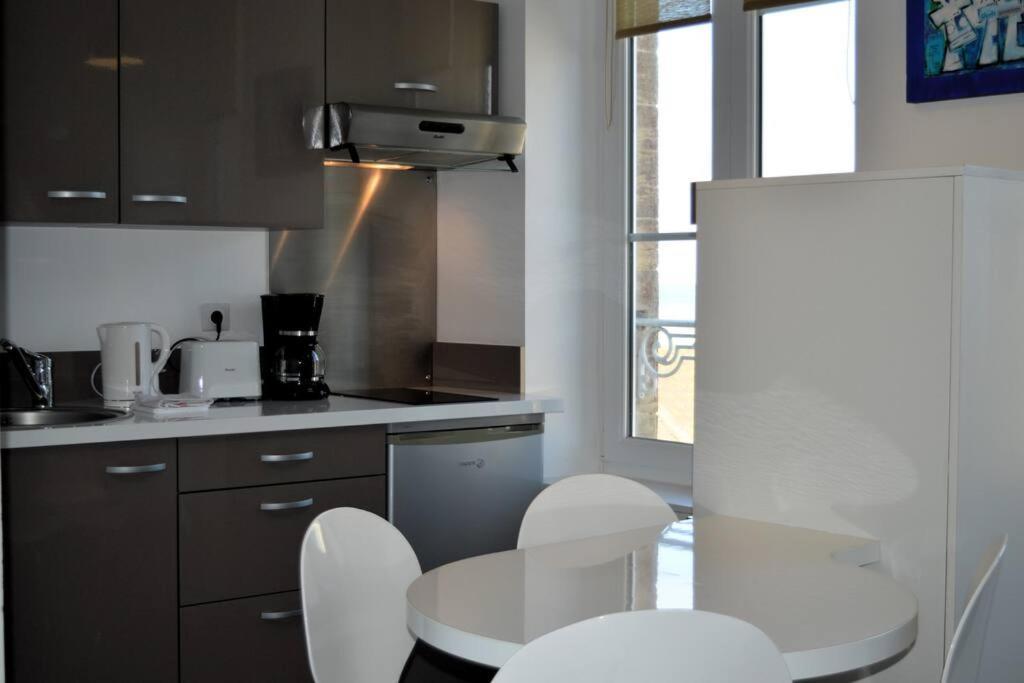 Le Joffre - Studio Sur La Digue En Centre Ville Arromanches-les-Bains Extérieur photo
