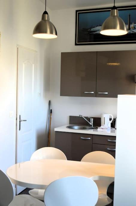 Le Joffre - Studio Sur La Digue En Centre Ville Arromanches-les-Bains Extérieur photo